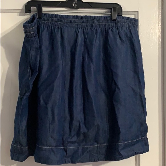 Denim chambray mini skirt with pockets NWOT - Picture 3 of 3